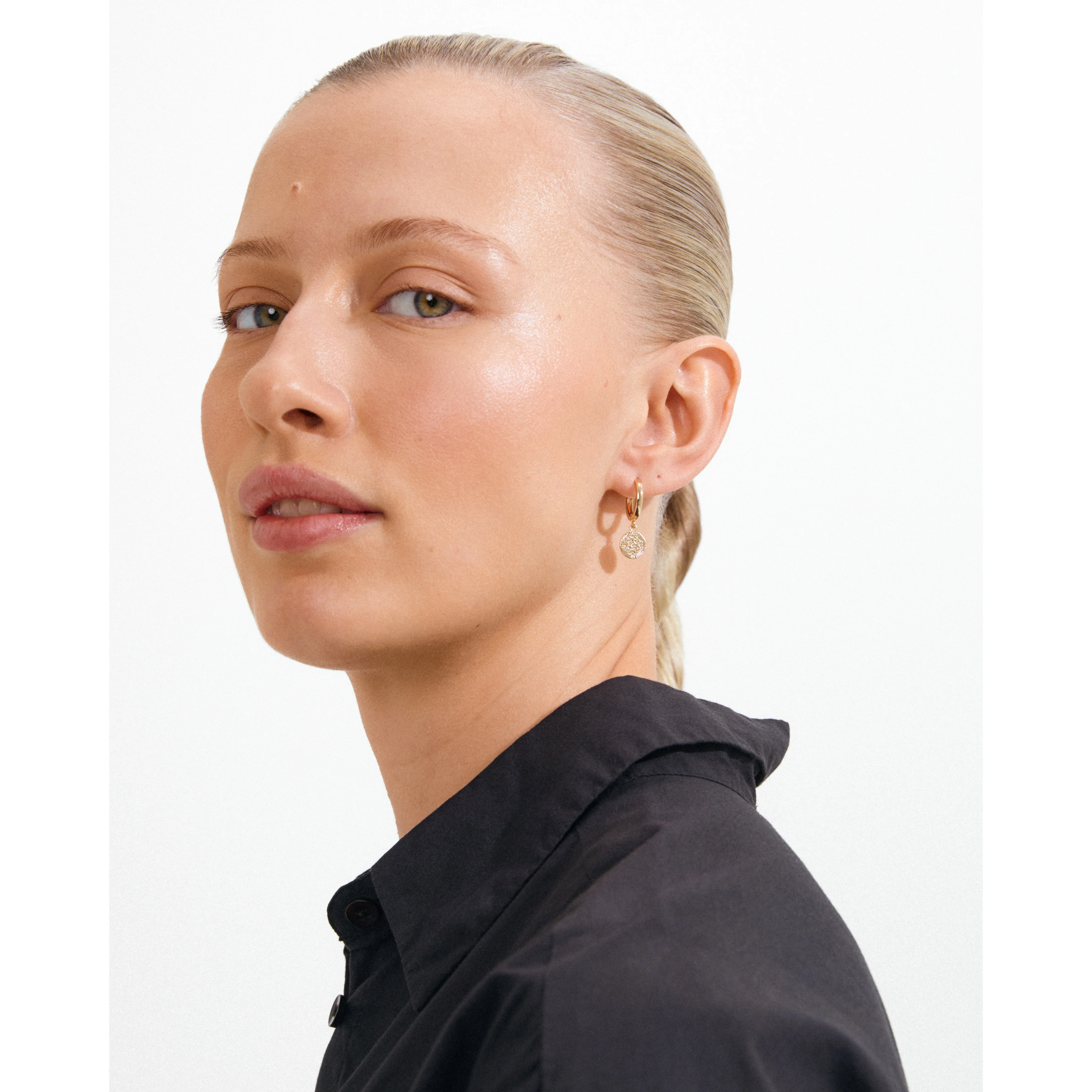 NOMAD coin huggie hoop earrings gold-plated - Image 2