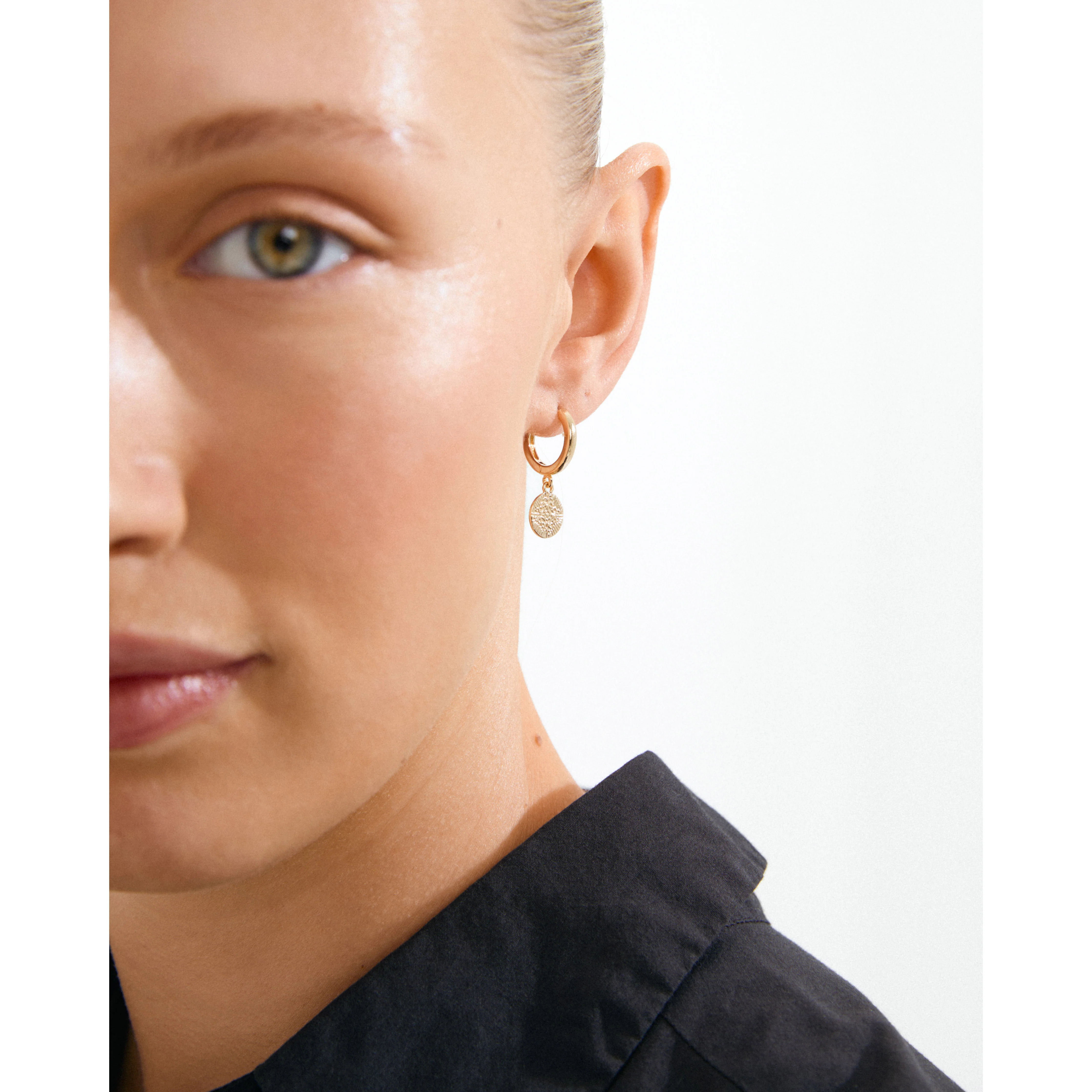 NOMAD coin huggie hoop earrings gold-plated - Image 3