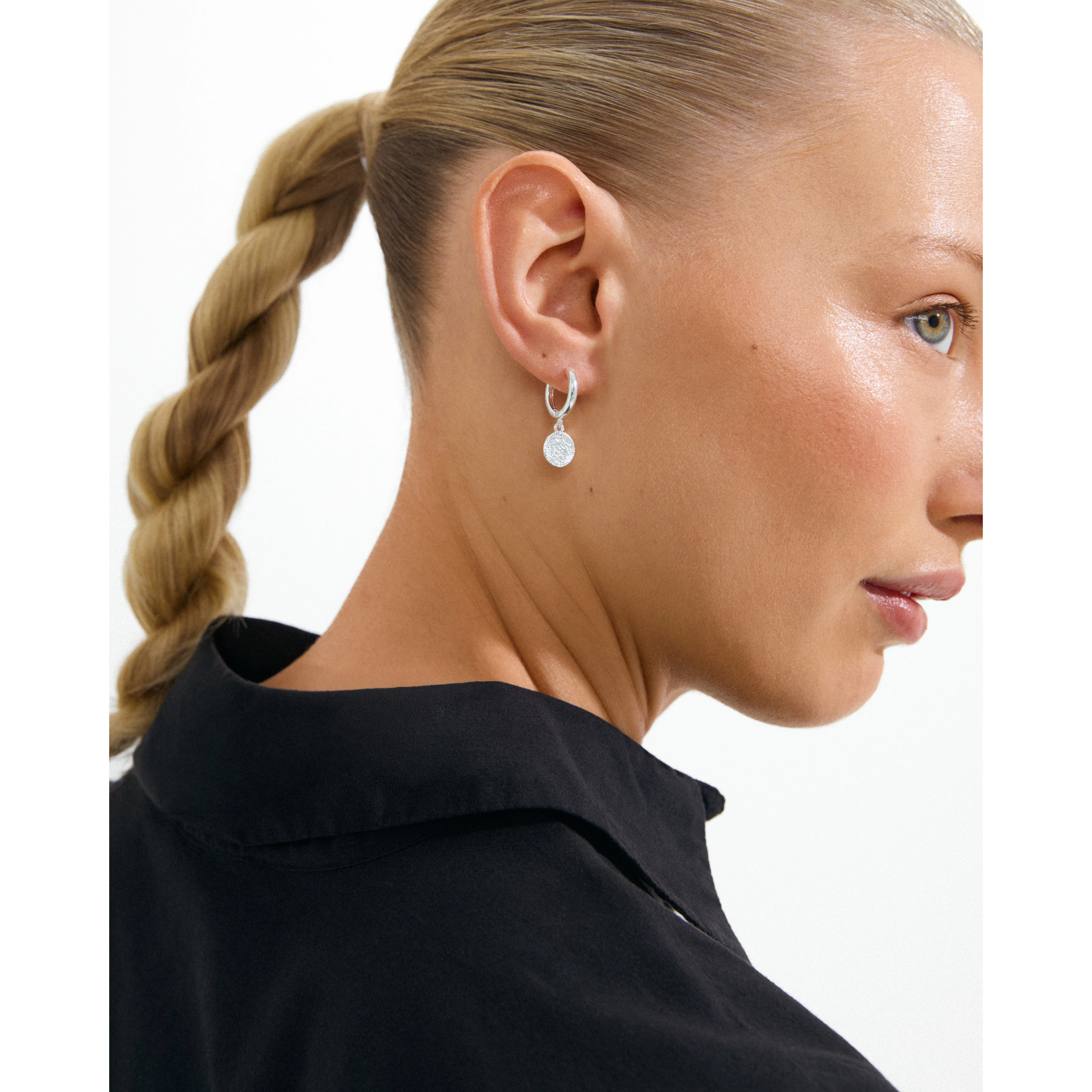 NOMAD coin huggie hoop earrings silver-plated - Image 2