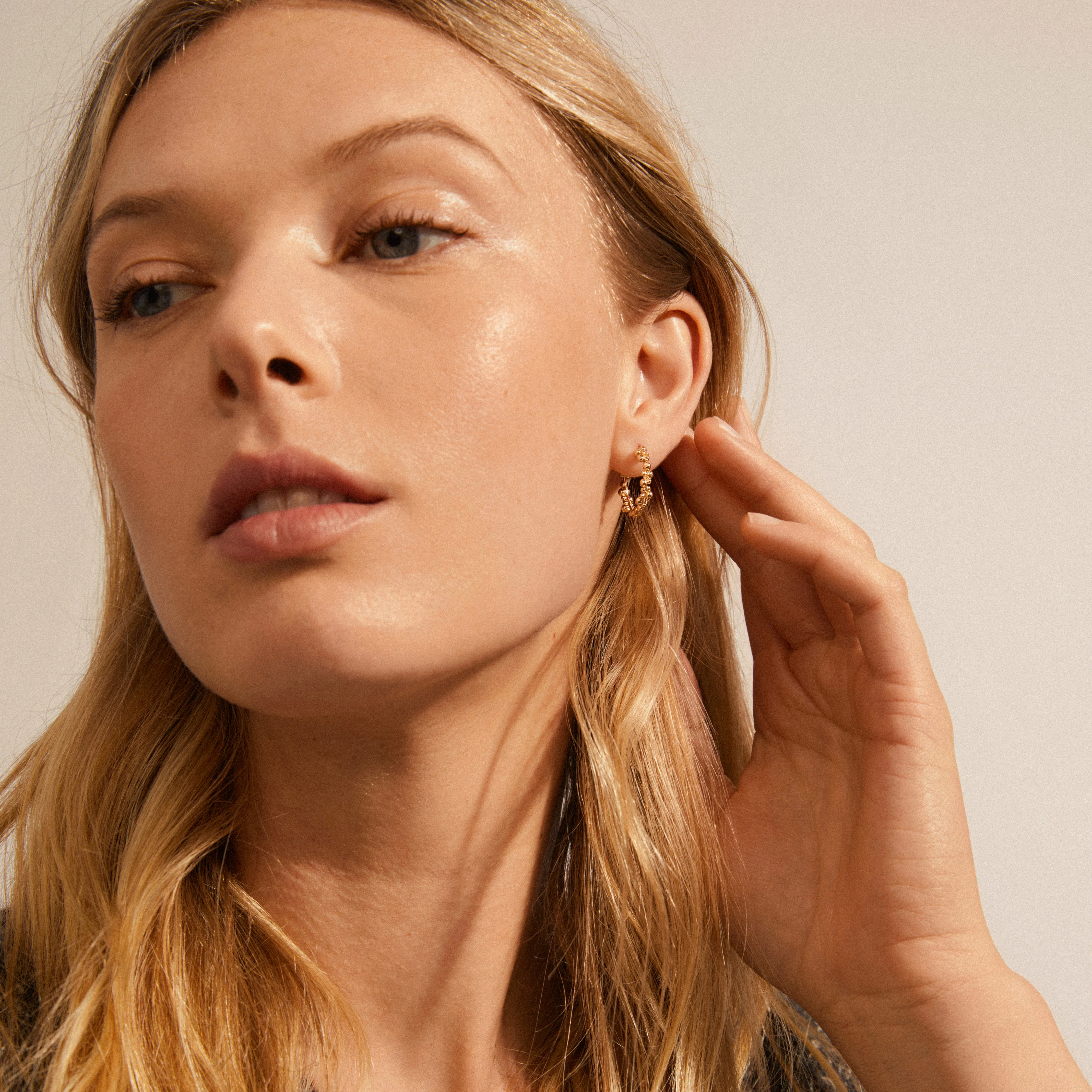 SOLIDARITY medium bubbles hoop earrings gold-plated - Image 3