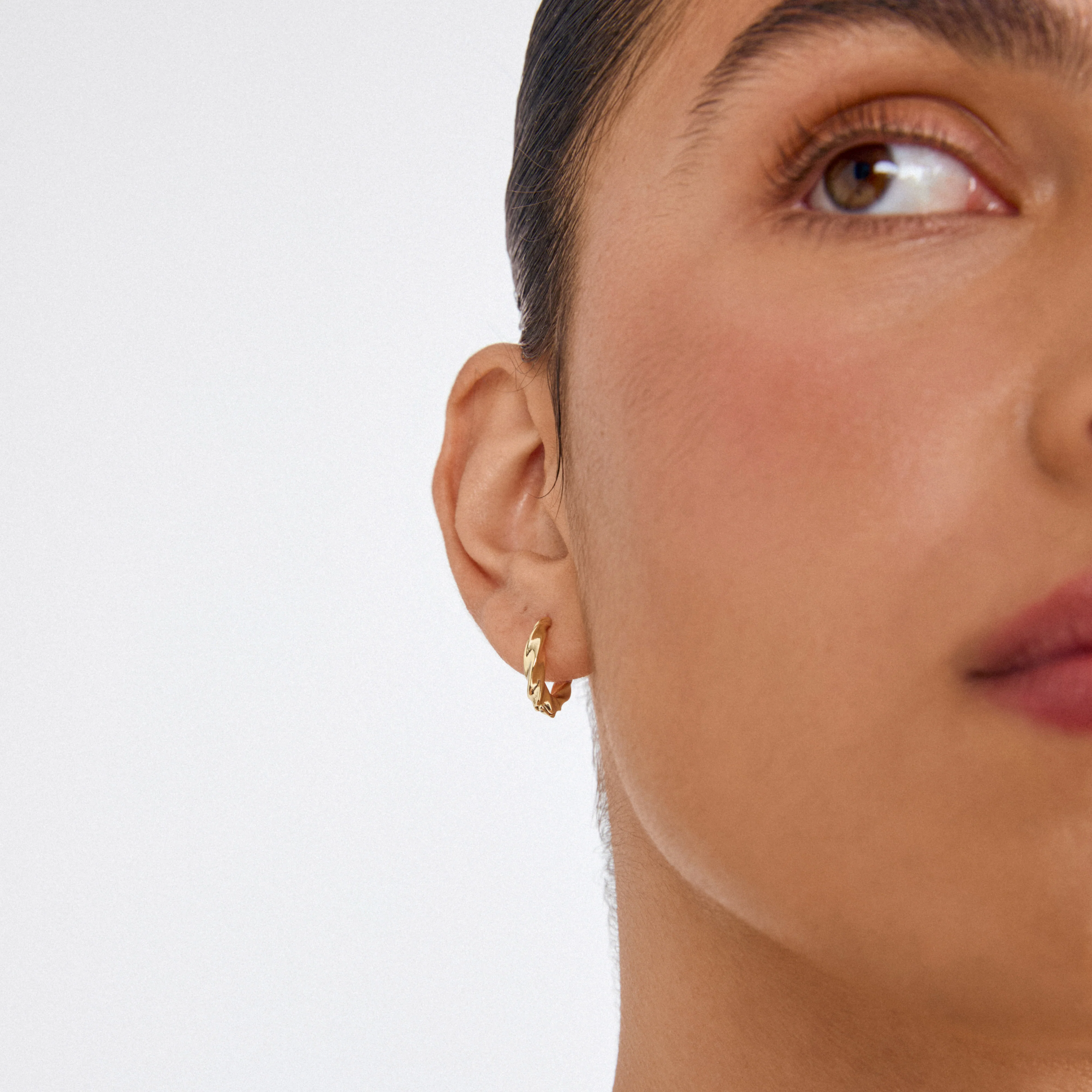 TAFFY medium size swirl hoop earrings gold-plated - Image 2