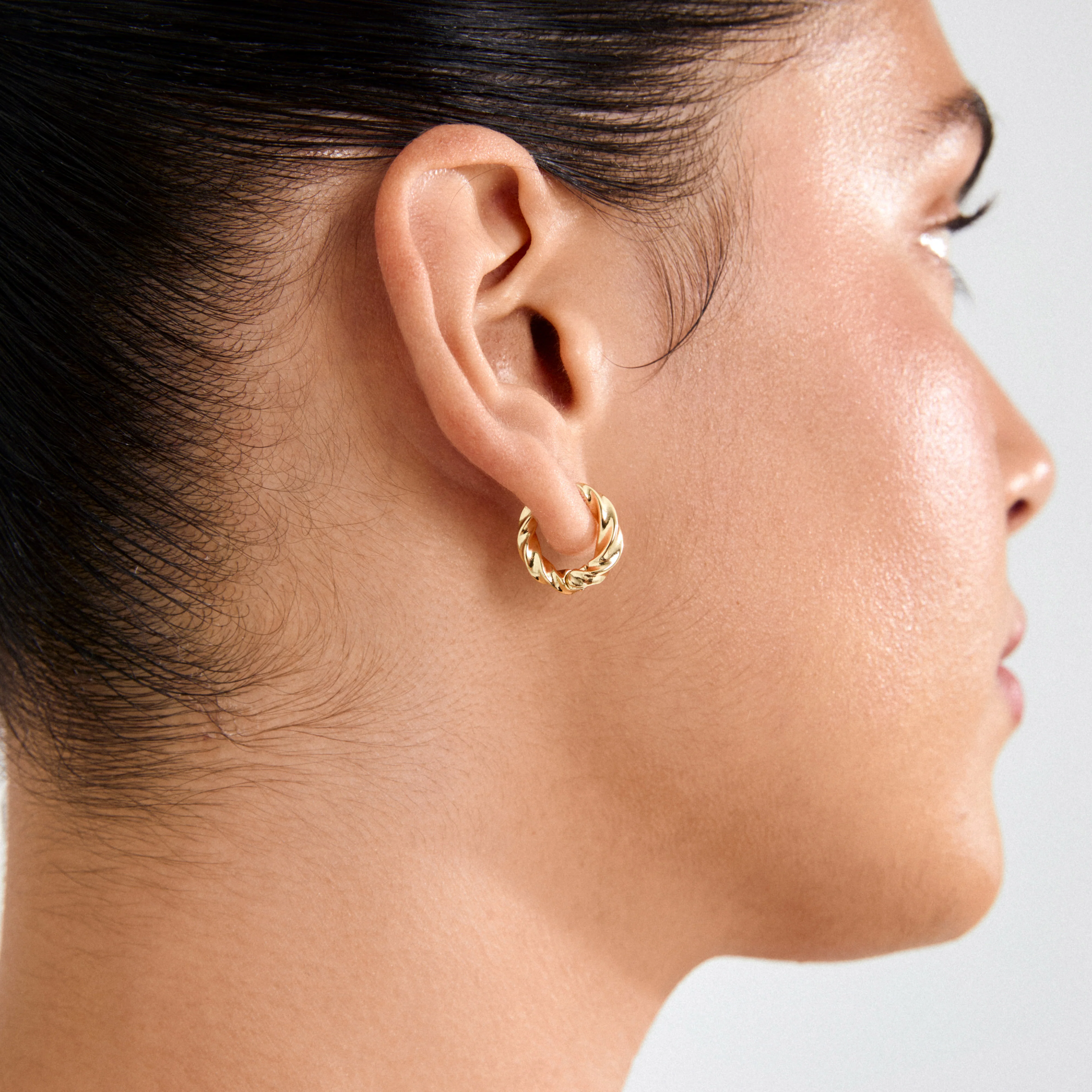 TAFFY medium size swirl hoop earrings gold-plated - Image 3