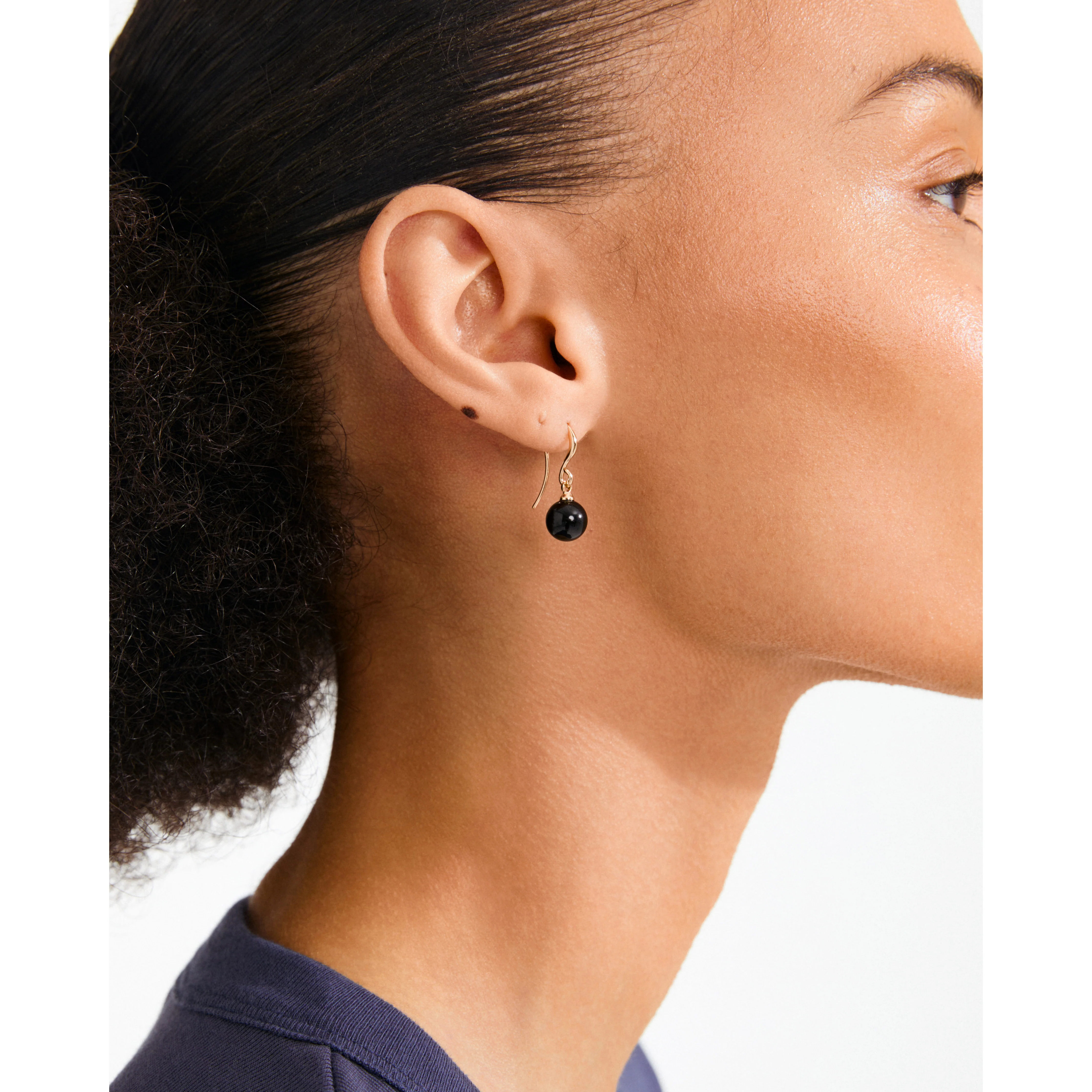 GOLDIE black earrings gold-plated - Image 3