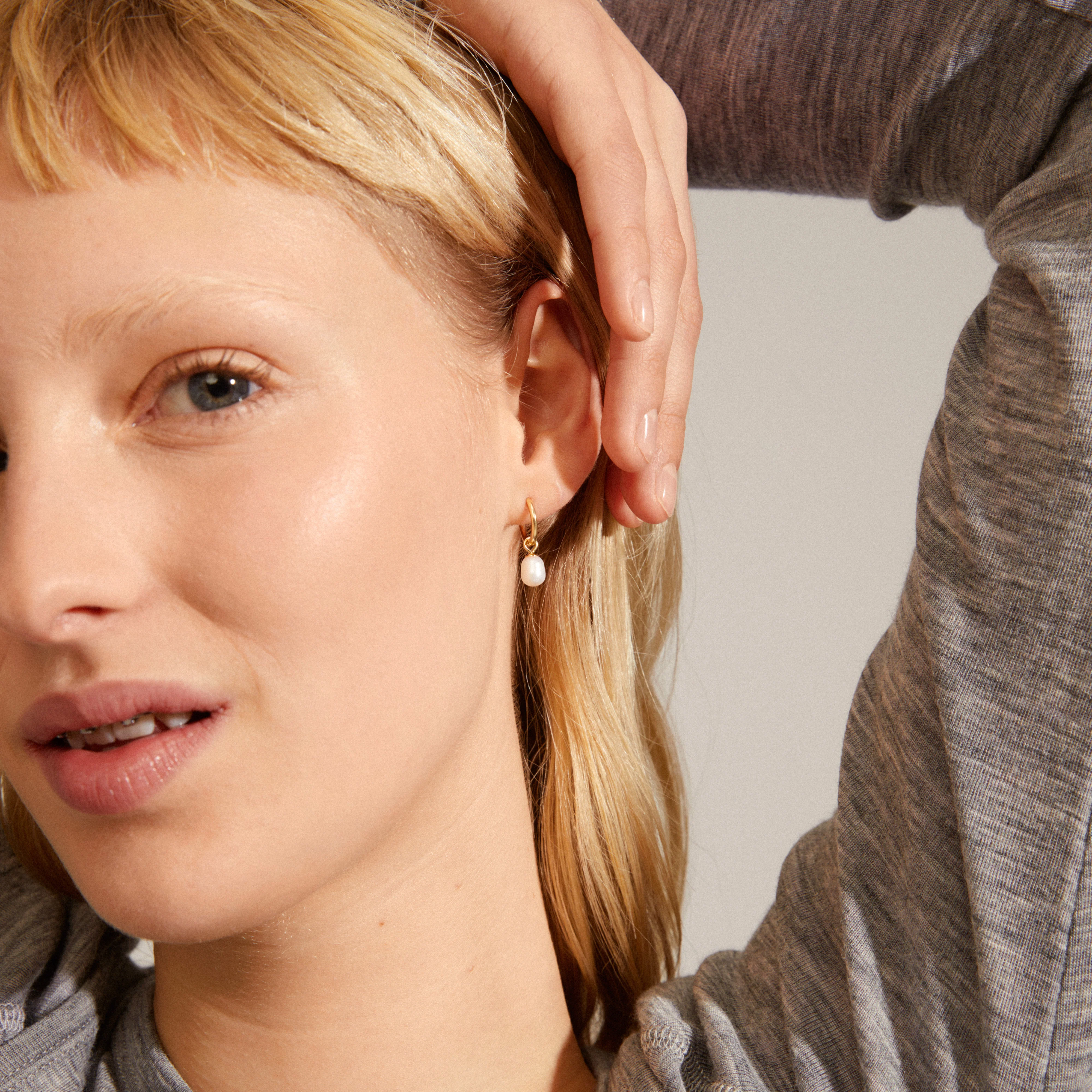BERTHE pearl hoop earrings gold-plated - Image 3