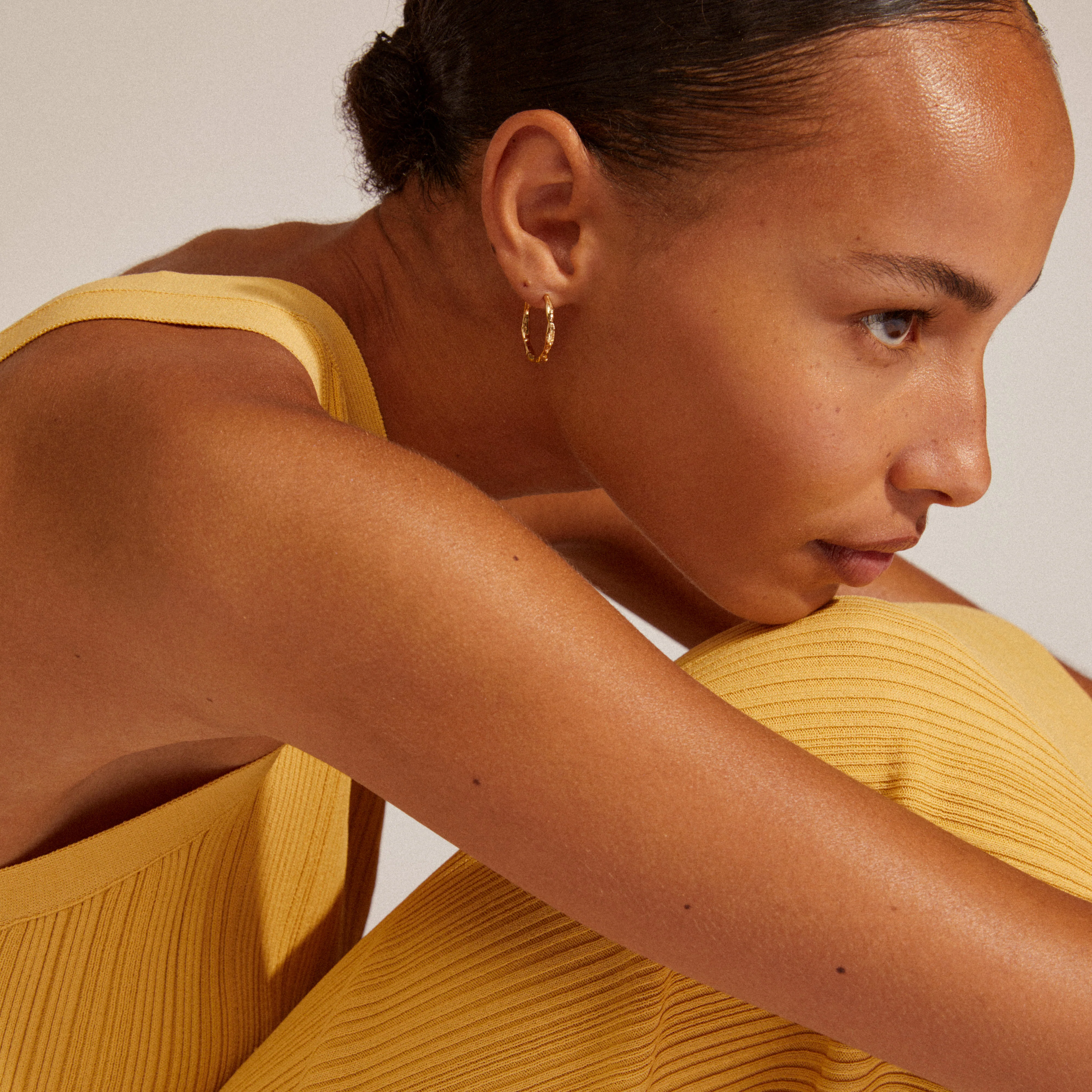 EDDY organic shaped large hoops gold-plated - Image 3