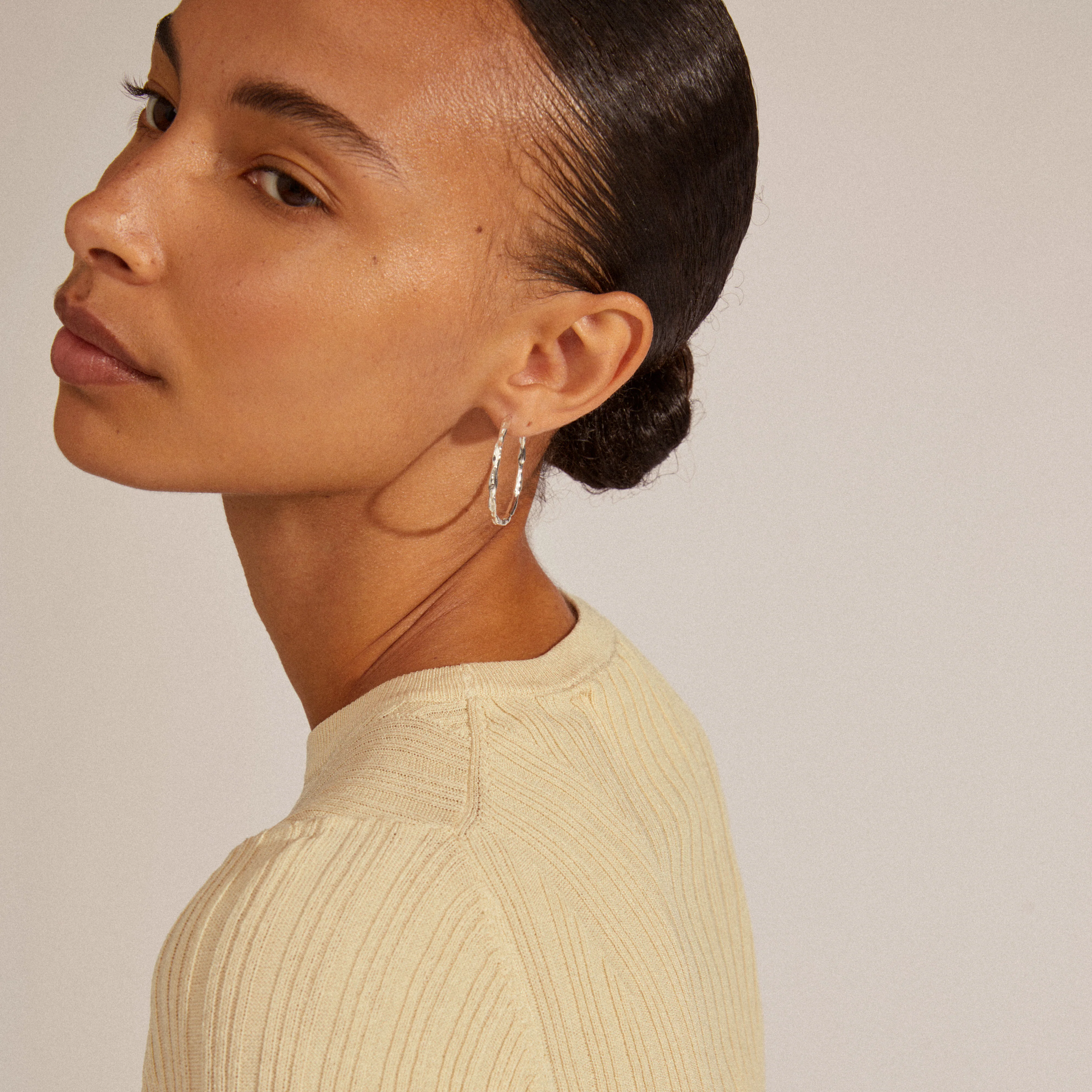 EDDY organic shaped maxi hoops silver-plated - Image 3