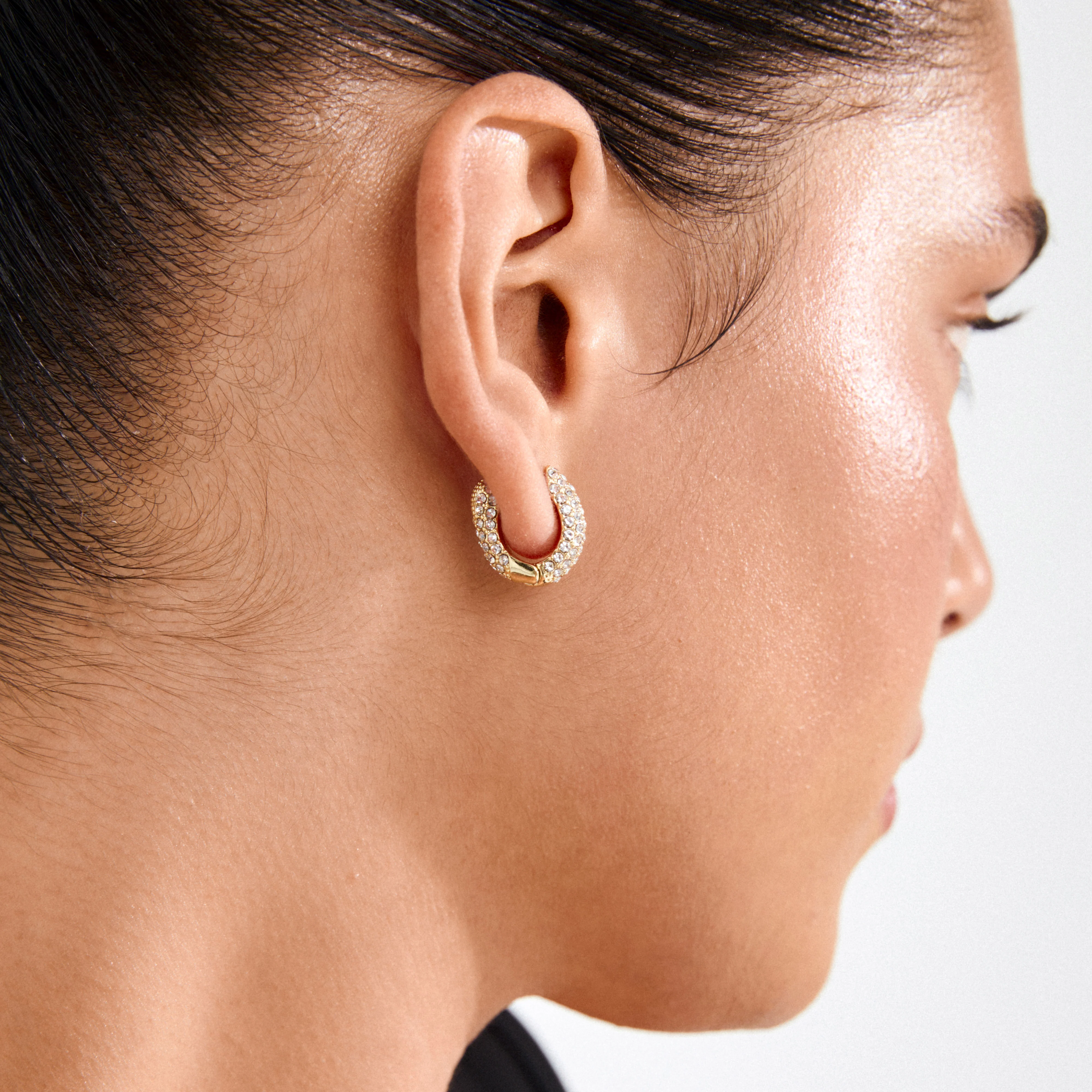LONA chunky crystal huggie hoops gold-plated - Image 3