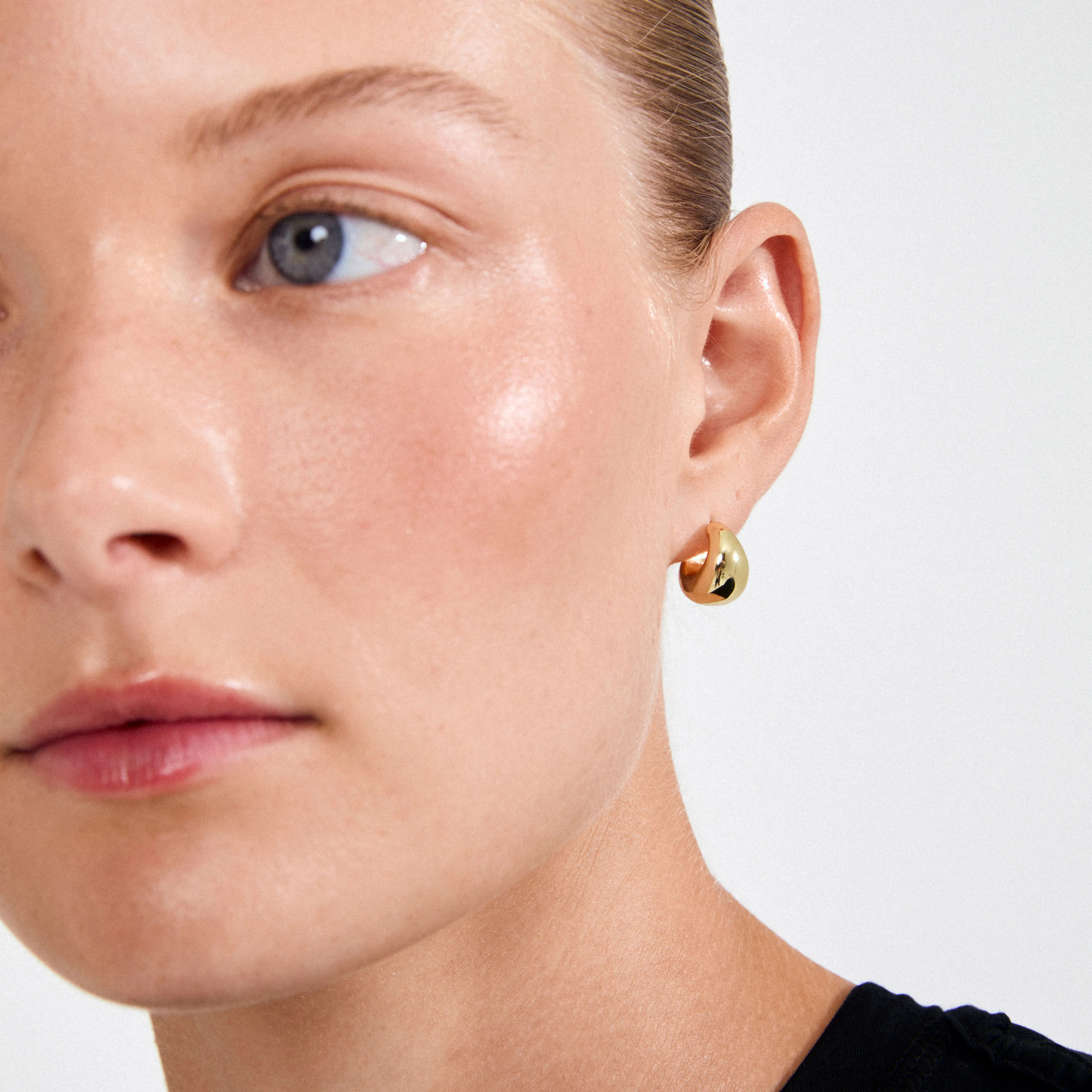 ALEXANE chunky mini hoop earrings gold-plated - Image 3