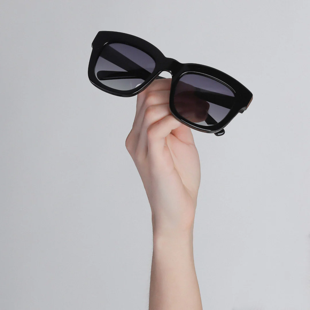 Sunglasses : Dael : Black - Image 4