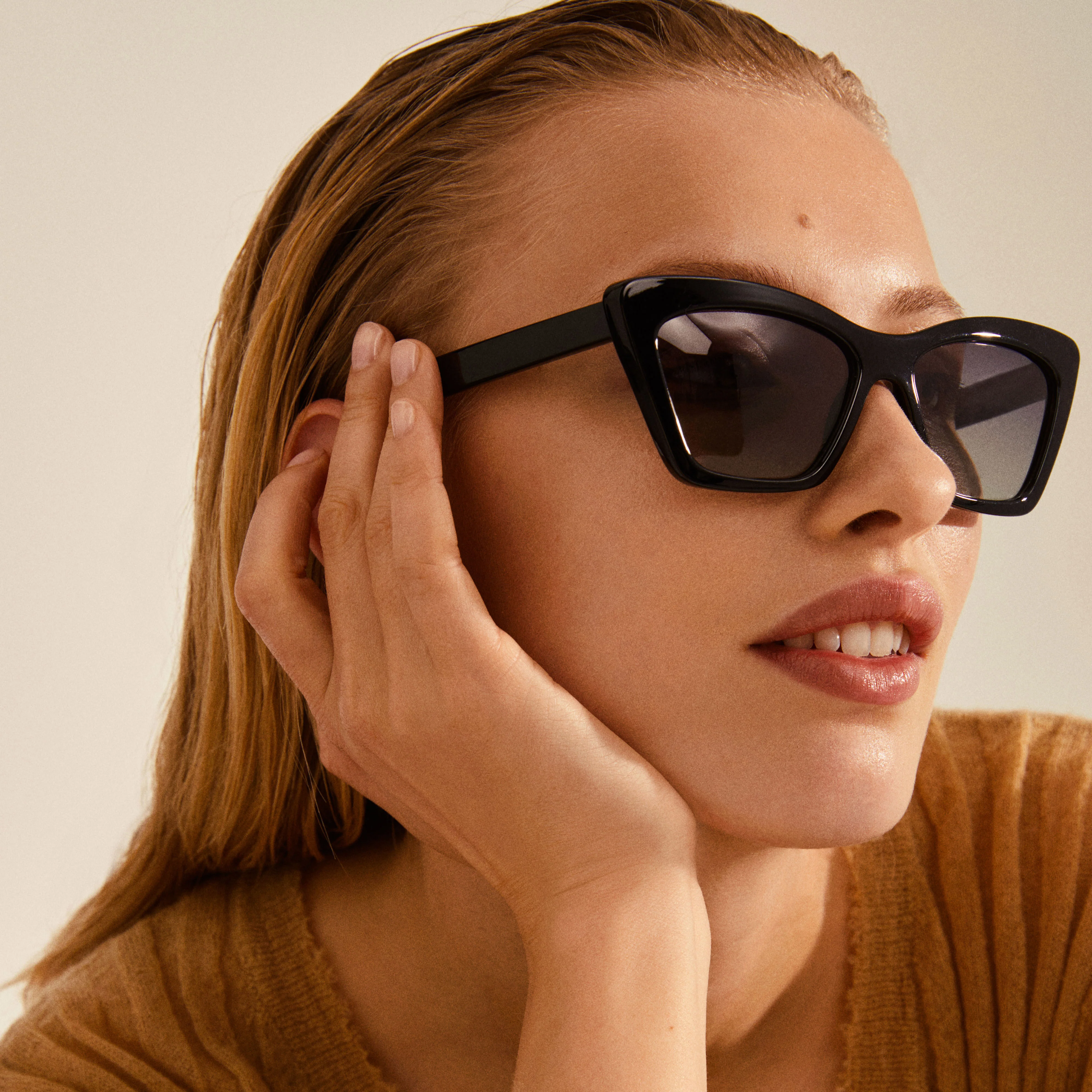DAKOTA angular cat-eye shaped sunglasses black - Image 4